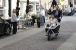 Naarden 24 september 2021
Nina ten Brink de dochter van Robert ten Brink en zijn vrouw Roos trouwt in het gemeentehuis van Naarden Vesting met haar man Laurens Jan . Ze arriveren in een bakfiets.