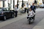 Naarden 24 september 2021
Nina ten Brink de dochter van Robert ten Brink en zijn vrouw Roos trouwt in het gemeentehuis van Naarden Vesting met haar man Laurens Jan . Ze arriveren in een bakfiets.