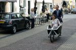 Naarden 24 september 2021
Nina ten Brink de dochter van Robert ten Brink en zijn vrouw Roos trouwt in het gemeentehuis van Naarden Vesting met haar man Laurens Jan . Ze arriveren in een bakfiets.