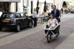 Naarden 24 september 2021
Nina ten Brink de dochter van Robert ten Brink en zijn vrouw Roos trouwt in het gemeentehuis van Naarden Vesting met haar man Laurens Jan . Ze arriveren in een bakfiets.