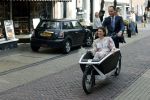 Naarden 24 september 2021
Nina ten Brink de dochter van Robert ten Brink en zijn vrouw Roos trouwt in het gemeentehuis van Naarden Vesting met haar man Laurens Jan . Ze arriveren in een bakfiets.