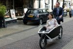 Naarden 24 september 2021
Nina ten Brink de dochter van Robert ten Brink en zijn vrouw Roos trouwt in het gemeentehuis van Naarden Vesting met haar man Laurens Jan . Ze arriveren in een bakfiets.