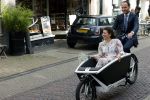 Naarden 24 september 2021
Nina ten Brink de dochter van Robert ten Brink en zijn vrouw Roos trouwt in het gemeentehuis van Naarden Vesting met haar man Laurens Jan . Ze arriveren in een bakfiets.