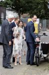 Naarden 24 september 2021
Nina ten Brink de dochter van Robert ten Brink en zijn vrouw Roos trouwt in het gemeentehuis van Naarden Vesting met haar man Laurens Jan . Ze arriveren in een bakfiets.