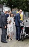 Naarden 24 september 2021
Nina ten Brink de dochter van Robert ten Brink en zijn vrouw Roos trouwt in het gemeentehuis van Naarden Vesting met haar man Laurens Jan . Ze arriveren in een bakfiets.