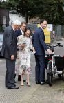 Naarden 24 september 2021
Nina ten Brink de dochter van Robert ten Brink en zijn vrouw Roos trouwt in het gemeentehuis van Naarden Vesting met haar man Laurens Jan . Ze arriveren in een bakfiets.