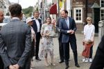 Naarden 24 september 2021
Nina ten Brink de dochter van Robert ten Brink en zijn vrouw Roos trouwt in het gemeentehuis van Naarden Vesting met haar man Laurens Jan . Ze arriveren in een bakfiets.
