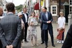 Naarden 24 september 2021
Nina ten Brink de dochter van Robert ten Brink en zijn vrouw Roos trouwt in het gemeentehuis van Naarden Vesting met haar man Laurens Jan . Ze arriveren in een bakfiets.
