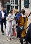 Naarden 24 september 2021
Nina ten Brink de dochter van Robert ten Brink en zijn vrouw Roos trouwt in het gemeentehuis van Naarden Vesting met haar man Laurens Jan . Ze arriveren in een bakfiets.