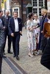 Naarden 24 september 2021
Nina ten Brink de dochter van Robert ten Brink en zijn vrouw Roos trouwt in het gemeentehuis van Naarden Vesting met haar man Laurens Jan . Ze arriveren in een bakfiets.