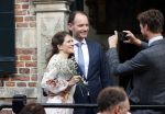 Naarden 24 september 2021
Nina ten Brink de dochter van Robert ten Brink en zijn vrouw Roos trouwt in het gemeentehuis van Naarden Vesting met haar man Laurens Jan . Ze arriveren in een bakfiets.