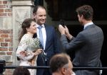Naarden 24 september 2021
Nina ten Brink de dochter van Robert ten Brink en zijn vrouw Roos trouwt in het gemeentehuis van Naarden Vesting met haar man Laurens Jan . Ze arriveren in een bakfiets.