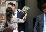 Naarden 24 september 2021
Nina ten Brink de dochter van Robert ten Brink en zijn vrouw Roos trouwt in het gemeentehuis van Naarden Vesting met haar man Laurens Jan . Ze arriveren in een bakfiets.