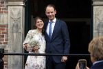 Naarden 24 september 2021
Nina ten Brink de dochter van Robert ten Brink en zijn vrouw Roos trouwt in het gemeentehuis van Naarden Vesting met haar man Laurens Jan . Ze arriveren in een bakfiets.