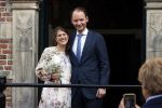 Naarden 24 september 2021
Nina ten Brink de dochter van Robert ten Brink en zijn vrouw Roos trouwt in het gemeentehuis van Naarden Vesting met haar man Laurens Jan . Ze arriveren in een bakfiets.