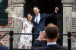 Naarden 24 september 2021
Nina ten Brink de dochter van Robert ten Brink en zijn vrouw Roos trouwt in het gemeentehuis van Naarden Vesting met haar man Laurens Jan . Ze arriveren in een bakfiets.