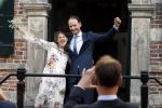 Naarden 24 september 2021
Nina ten Brink de dochter van Robert ten Brink en zijn vrouw Roos trouwt in het gemeentehuis van Naarden Vesting met haar man Laurens Jan . Ze arriveren in een bakfiets.