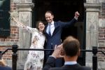 Naarden 24 september 2021
Nina ten Brink de dochter van Robert ten Brink en zijn vrouw Roos trouwt in het gemeentehuis van Naarden Vesting met haar man Laurens Jan . Ze arriveren in een bakfiets.