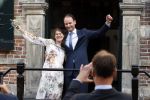Naarden 24 september 2021
Nina ten Brink de dochter van Robert ten Brink en zijn vrouw Roos trouwt in het gemeentehuis van Naarden Vesting met haar man Laurens Jan . Ze arriveren in een bakfiets.