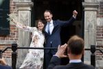 Naarden 24 september 2021
Nina ten Brink de dochter van Robert ten Brink en zijn vrouw Roos trouwt in het gemeentehuis van Naarden Vesting met haar man Laurens Jan . Ze arriveren in een bakfiets.