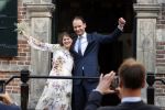 Naarden 24 september 2021
Nina ten Brink de dochter van Robert ten Brink en zijn vrouw Roos trouwt in het gemeentehuis van Naarden Vesting met haar man Laurens Jan . Ze arriveren in een bakfiets.
