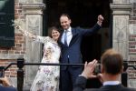 Naarden 24 september 2021
Nina ten Brink de dochter van Robert ten Brink en zijn vrouw Roos trouwt in het gemeentehuis van Naarden Vesting met haar man Laurens Jan . Ze arriveren in een bakfiets.