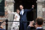 Naarden 24 september 2021
Nina ten Brink de dochter van Robert ten Brink en zijn vrouw Roos trouwt in het gemeentehuis van Naarden Vesting met haar man Laurens Jan . Ze arriveren in een bakfiets.