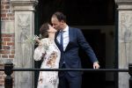 Naarden 24 september 2021
Nina ten Brink de dochter van Robert ten Brink en zijn vrouw Roos trouwt in het gemeentehuis van Naarden Vesting met haar man Laurens Jan . Ze arriveren in een bakfiets.
