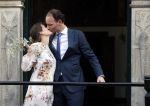 Naarden 24 september 2021
Nina ten Brink de dochter van Robert ten Brink en zijn vrouw Roos trouwt in het gemeentehuis van Naarden Vesting met haar man Laurens Jan . Ze arriveren in een bakfiets.
