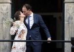 Naarden 24 september 2021
Nina ten Brink de dochter van Robert ten Brink en zijn vrouw Roos trouwt in het gemeentehuis van Naarden Vesting met haar man Laurens Jan . Ze arriveren in een bakfiets.