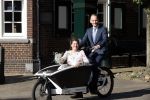 Naarden 24 september 2021
Nina ten Brink de dochter van Robert ten Brink en zijn vrouw Roos trouwt in het gemeentehuis van Naarden Vesting met haar man Laurens Jan . Ze arriveren in een bakfiets.