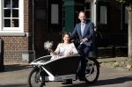 Naarden 24 september 2021
Nina ten Brink de dochter van Robert ten Brink en zijn vrouw Roos trouwt in het gemeentehuis van Naarden Vesting met haar man Laurens Jan . Ze arriveren in een bakfiets.
