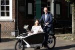 Naarden 24 september 2021
Nina ten Brink de dochter van Robert ten Brink en zijn vrouw Roos trouwt in het gemeentehuis van Naarden Vesting met haar man Laurens Jan . Ze arriveren in een bakfiets.