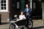 Naarden 24 september 2021
Nina ten Brink de dochter van Robert ten Brink en zijn vrouw Roos trouwt in het gemeentehuis van Naarden Vesting met haar man Laurens Jan . Ze arriveren in een bakfiets.