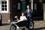 Naarden 24 september 2021
Nina ten Brink de dochter van Robert ten Brink en zijn vrouw Roos trouwt in het gemeentehuis van Naarden Vesting met haar man Laurens Jan . Ze arriveren in een bakfiets.