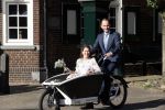 Naarden 24 september 2021
Nina ten Brink de dochter van Robert ten Brink en zijn vrouw Roos trouwt in het gemeentehuis van Naarden Vesting met haar man Laurens Jan . Ze arriveren in een bakfiets.