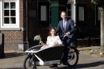 Naarden 24 september 2021
Nina ten Brink de dochter van Robert ten Brink en zijn vrouw Roos trouwt in het gemeentehuis van Naarden Vesting met haar man Laurens Jan . Ze arriveren in een bakfiets.