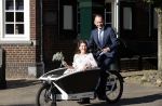 Naarden 24 september 2021
Nina ten Brink de dochter van Robert ten Brink en zijn vrouw Roos trouwt in het gemeentehuis van Naarden Vesting met haar man Laurens Jan . Ze arriveren in een bakfiets.