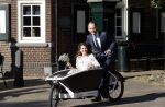 Naarden 24 september 2021
Nina ten Brink de dochter van Robert ten Brink en zijn vrouw Roos trouwt in het gemeentehuis van Naarden Vesting met haar man Laurens Jan . Ze arriveren in een bakfiets.