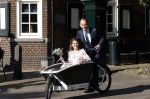 Naarden 24 september 2021
Nina ten Brink de dochter van Robert ten Brink en zijn vrouw Roos trouwt in het gemeentehuis van Naarden Vesting met haar man Laurens Jan . Ze arriveren in een bakfiets.