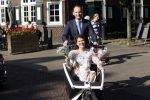 Naarden 24 september 2021
Nina ten Brink de dochter van Robert ten Brink en zijn vrouw Roos trouwt in het gemeentehuis van Naarden Vesting met haar man Laurens Jan . Ze arriveren in een bakfiets.