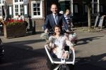 Naarden 24 september 2021
Nina ten Brink de dochter van Robert ten Brink en zijn vrouw Roos trouwt in het gemeentehuis van Naarden Vesting met haar man Laurens Jan . Ze arriveren in een bakfiets.