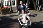 Naarden 24 september 2021
Nina ten Brink de dochter van Robert ten Brink en zijn vrouw Roos trouwt in het gemeentehuis van Naarden Vesting met haar man Laurens Jan . Ze arriveren in een bakfiets.