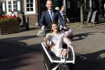 Naarden 24 september 2021
Nina ten Brink de dochter van Robert ten Brink en zijn vrouw Roos trouwt in het gemeentehuis van Naarden Vesting met haar man Laurens Jan . Ze arriveren in een bakfiets.