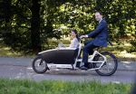 Naarden 24 september 2021
Nina ten Brink de dochter van Robert ten Brink en zijn vrouw Roos trouwt in het gemeentehuis van Naarden Vesting met haar man Laurens Jan . Ze arriveren in een bakfiets.