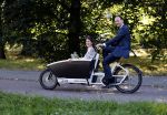 Naarden 24 september 2021
Nina ten Brink de dochter van Robert ten Brink en zijn vrouw Roos trouwt in het gemeentehuis van Naarden Vesting met haar man Laurens Jan . Ze arriveren in een bakfiets.