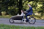 Naarden 24 september 2021
Nina ten Brink de dochter van Robert ten Brink en zijn vrouw Roos trouwt in het gemeentehuis van Naarden Vesting met haar man Laurens Jan . Ze arriveren in een bakfiets.