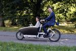 Naarden 24 september 2021
Nina ten Brink de dochter van Robert ten Brink en zijn vrouw Roos trouwt in het gemeentehuis van Naarden Vesting met haar man Laurens Jan . Ze arriveren in een bakfiets.