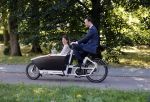 Naarden 24 september 2021
Nina ten Brink de dochter van Robert ten Brink en zijn vrouw Roos trouwt in het gemeentehuis van Naarden Vesting met haar man Laurens Jan . Ze arriveren in een bakfiets.