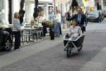 Naarden 24 september 2021
Nina ten Brink de dochter van Robert ten Brink en zijn vrouw Roos trouwt in het gemeentehuis van Naarden Vesting met haar man Laurens Jan . Ze arriveren in een bakfiets.